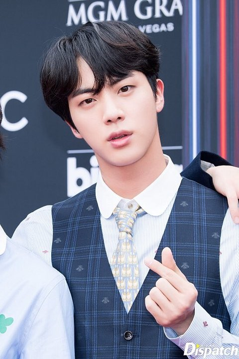 [Pann] Mọi người điên cuồng vì vẻ ngoài của Bangtan Jin tại BBMAs (Anh chàng mặc áo ghi lê).