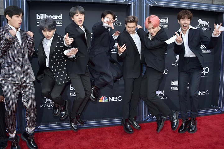 BTS trên thảm đỏ Lễ trao giải Billboard Music Awards 2019. Nhóm đoạt giải Top Social Artist 3 năm liên tiếp