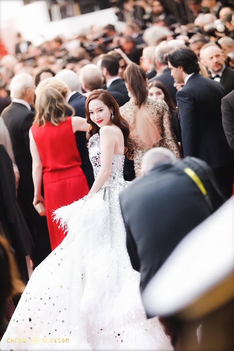 Jessica dự thảm đỏ Liên hoan phim Cannes lần thứ 72 theo lời mời của nhãn hàng trang sức Chopard