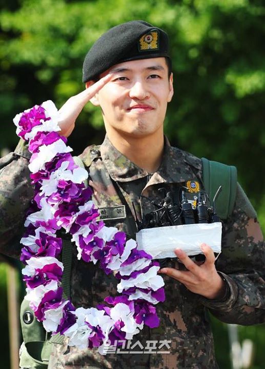 Kang Ha Neul xuất ngũ sau gần 2 năm làm Cảnh sát mô tô đặc chủng thuộc Bộ Tư lệnh Cảnh vệ Hàn Quốc