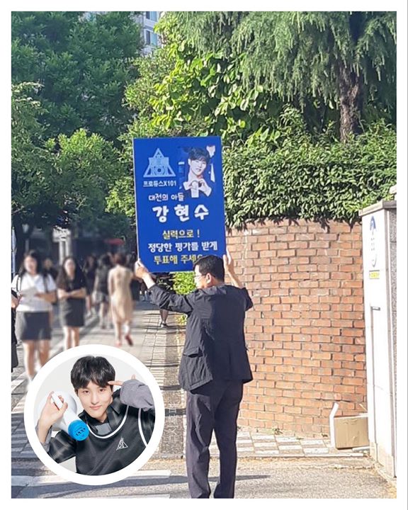 Bố thực tập sinh “Produce X 101” Kang Hyun Soo tiếp tục đội nắng, đứng ở cổng trường cấp 3 nữ sinh Daejeon kêu gọi bình chọn cho con trai. 