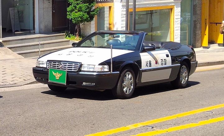 Cảnh sát Hàn Quốc giờ cưỡi xe mui trần Cadillac Eldorado. Loạt bình luận bên dưới: “Bắt em đi!!!”