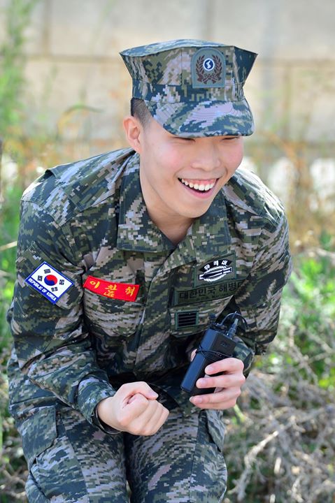 AKMU Lee Chanhyuk chính thức xuất ngũ sau gần 2 năm đi nghĩa vụ ở Sư đoàn Hải quân số 1, đóng quân tại thành phố cảng Pohang, tỉnh Bắc Gyeongsang