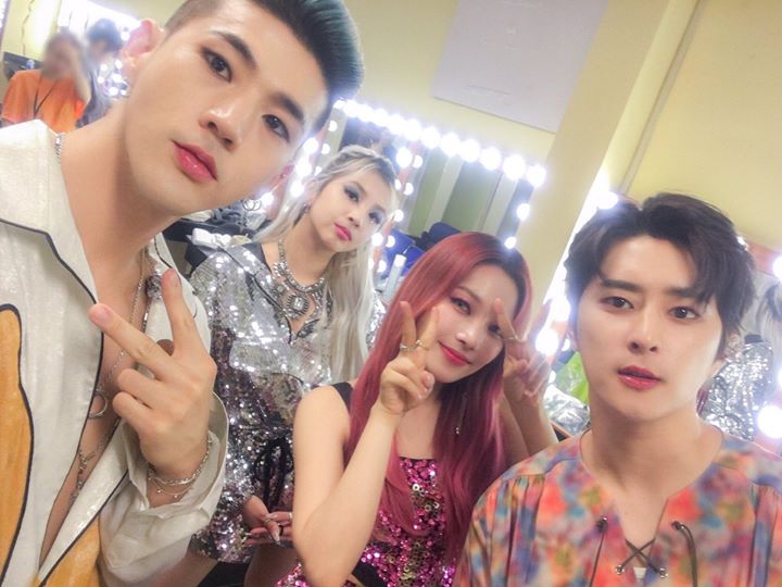 KARD selca trong hậu trường Nhà hát Hòa Bình: “Vietnam HIDDEN KARD‼️Cảm ơn✨ anh yêu em♥️”