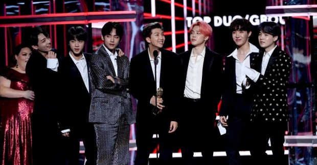 BTS làm nên lịch sử khi trở thành nghệ sĩ Hàn Quốc đầu tiên đoạt giải Top Duo/Group tại Billboard Music Awards