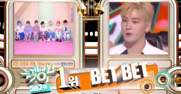 Vượt qua cả BTS, Nu'est xuất sắc dành cúp No.1 thứ 3 với "Bet Bet" trên Music Bank 