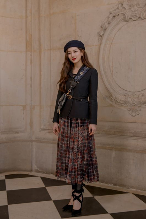 [Naver] Knetz đào lại chiếc visual quyền lực của Suzy tại Paris Fashion Show!