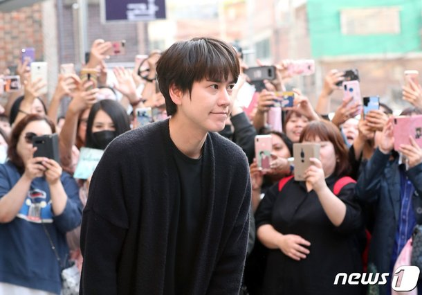 Bài báo: Super Junior Kyuhyun 'nghẹn ngào' trong sự chào đón của fan 