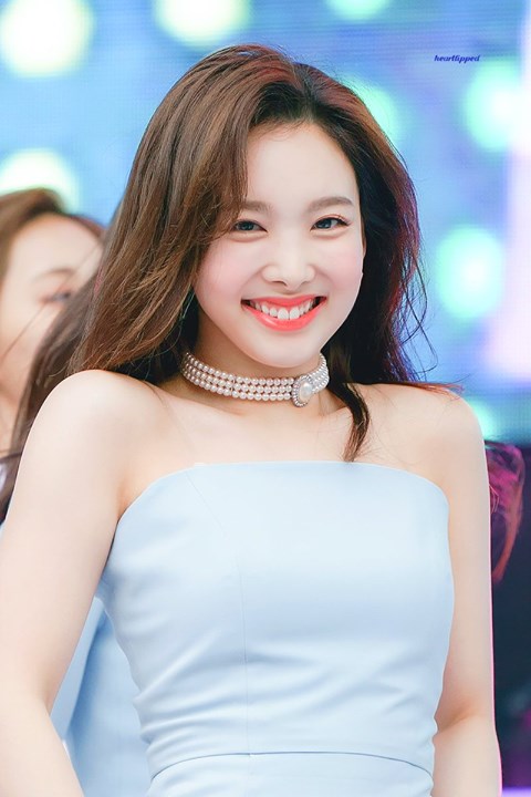 Instiz: Nayeon siêu cuốn hút khi biểu diễn trước các sinh viên đại học