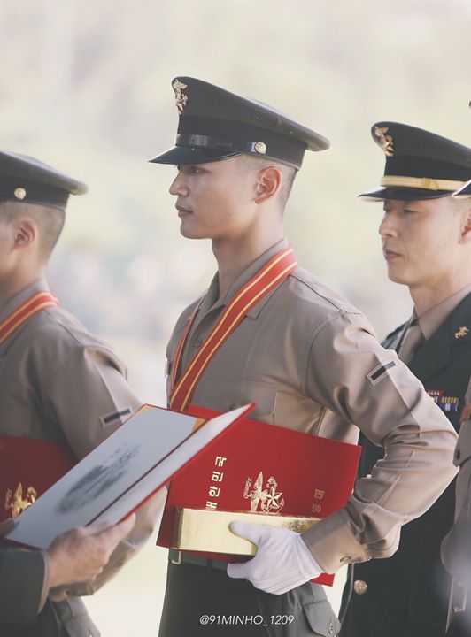 Theqoo: SHINee Minho nhận được Chứng nhận Cống hiến của đơn vị Lính thủy đánh bộ