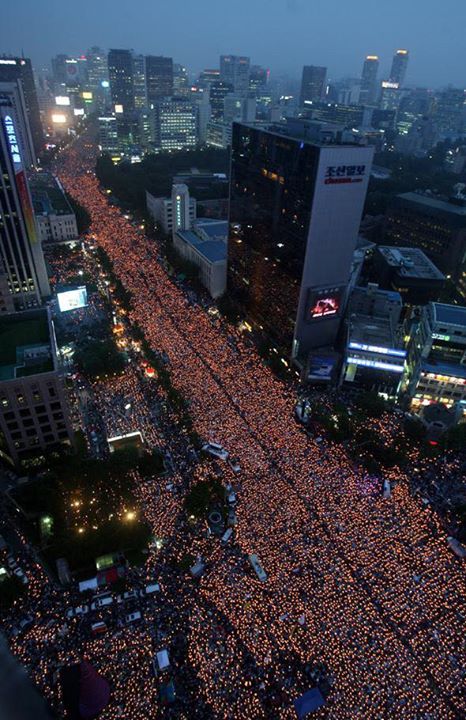 Theo số liệu của BTC, tối nay khoảng 100.000 người tại thủ đô Seoul tiếp tục xuống đường biểu tình yêu cầu tổng thống Park Geun Hye từ chức, trong khi phía cảnh sát đưa ra con số 43.000 người. 