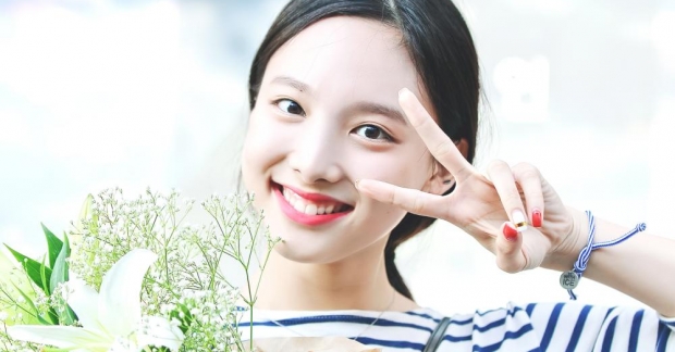 Nayeon (TWICE) tiếp tục bị "tố" có thái độ với fan!