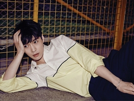 Lay (EXO) bị "ném đá" vì thái độ thô lỗ tại "Asia Artist Awards 2016"