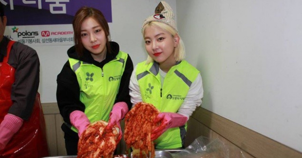 Ladies' Code làm kimchi cho người nghèo hưởng ứng sự kiện phục vụ cộng đồng