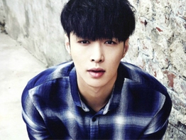 Lay (EXO) không thể hiểu nổi tại sao phải diễn cảnh hôn