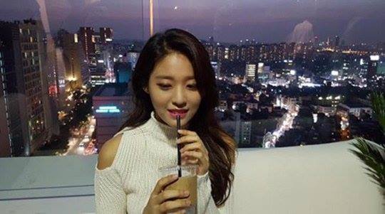 Bài báo: Seolhyun cập nhật tình hình, đang nghỉ ngơi với cảnh đêm thành phố làm nền 'nhan sắc bừng nở' 