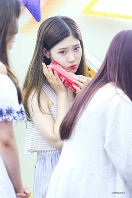 Instiz: Đôi môi sưng vù của  Jung Chaeyeon sau khi ăn bánh gạo cay  