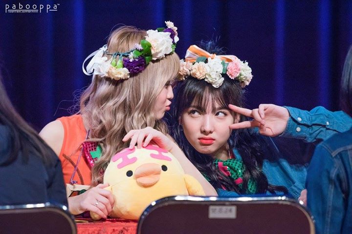 theqoo: Twice Momo suýt thì bị thương trên sân khấu ngày hôm qua (ft. sự nhanh nhạy của Nayeon)  