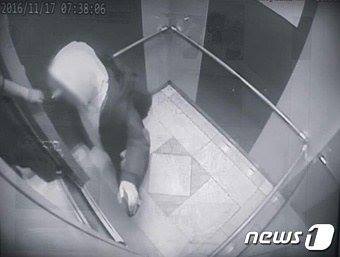 Bài báo: Thí sinh bị mắc kẹt trong thang máy được giải cứu an toàn