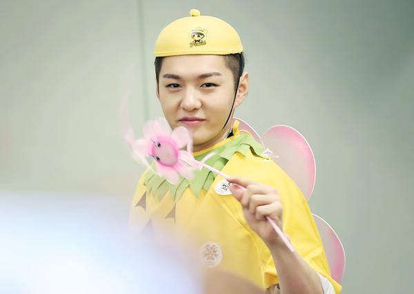 Instiz: Buổi ký tặng của BtoB biến thành cuộc đua "Mang Theo Những Thứ Dị Nhất Cậu Từng Thấy Trong Đời"