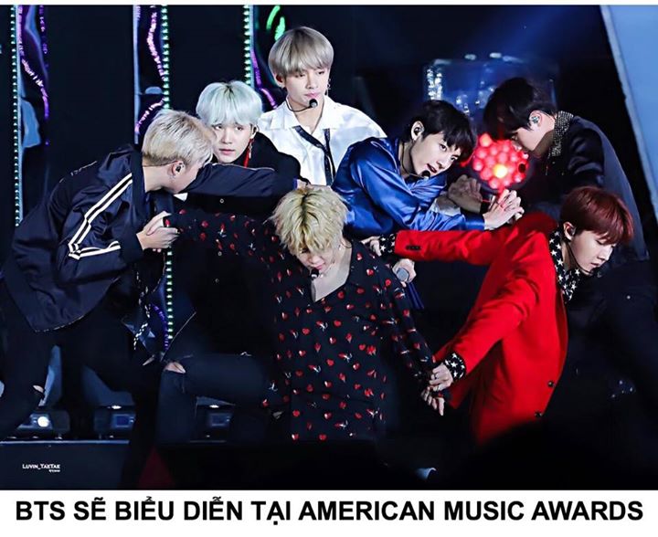Big Hit Entertainment thông báo BTS sẽ lần đầu tiên diễn trên sóng truyền hình Mỹ tại lễ trao giải ‘American Music Awards’ được phát trên kênh ABC ngày 19/11 tới. Nhóm sẽ biểu diễn “DNA” và đứng cùng sân khấu với các nghệ sĩ như Christina Aguilera, Selena