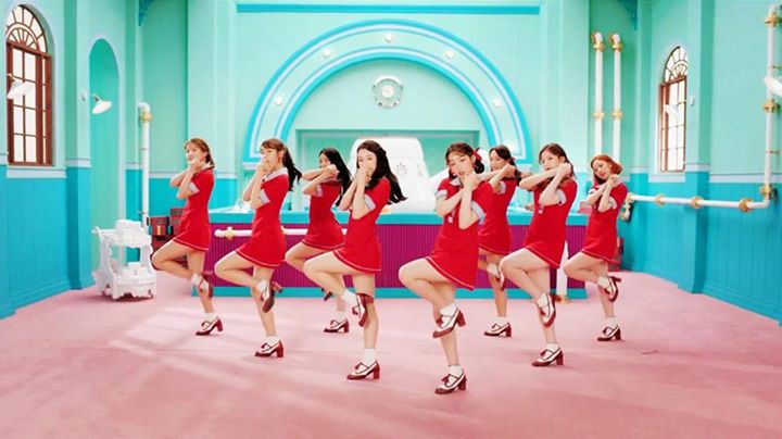 Gugudan lạc vào xứ sở sôcôla trong MV comeback “CHOCOCO” 