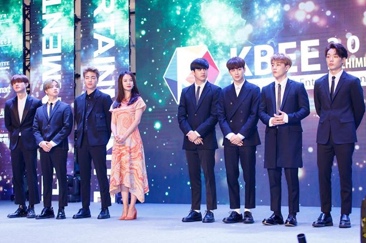 iKON và Song Ji Hyo xuất hiện rạng rỡ tại Trung tâm hội nghị Gem Center, TP. Hồ Chí Minh với vai trò đại sứ quảng bá cho sự kiện được tổ chức bởi Cơ quan xúc tiến Đầu tư và Thương mại Hàn Quốc.