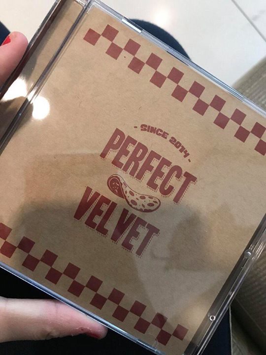 Album mới “Perfect Velvet” của Red Velvet được SM thiết kế theo đúng kiểu một chiếc hộp bánh pizza.