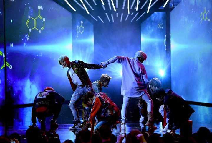 BTS là nhóm nhạc K-Pop đầu tiên biểu diễn tại AMAs với ca khúc “DNA”, chính thức debut trên đất Mỹ 