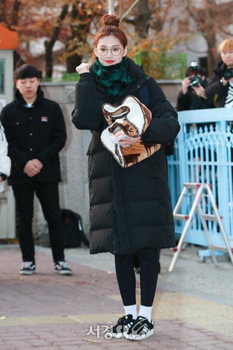 C&aacute;c idol bước v&agrave;o k&igrave; thi Đại học s&aacute;ng sớm nay.