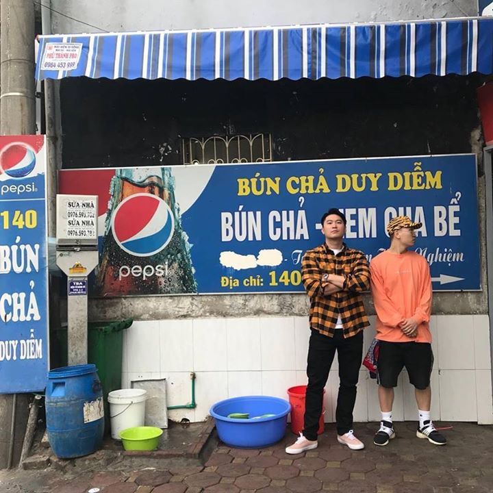 Dynamic Duo Gaeko v&agrave; Choiza đang c&oacute; mặt tại H&agrave; Nội để thưởng thức m&oacute;n b&uacute;n chả v&agrave; quay show thực tế.