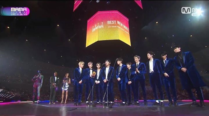 WANNA ONE thắng Best New Male Artist tại MAMA 2017 in Japan