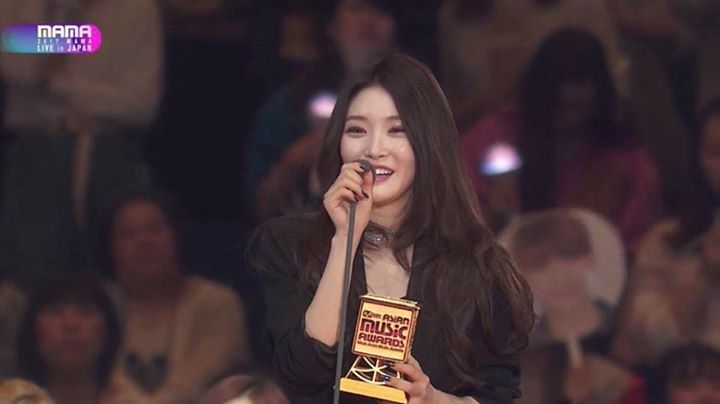 Chungha nhận giải Best of Next - Golden Key tại MAMA 2017 in Japan