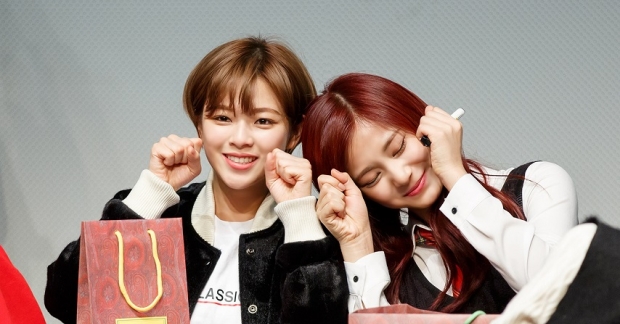 Jungyeon (TWICE) tiết lộ "Tzuyu nổi tiếng khủng khiếp luôn"