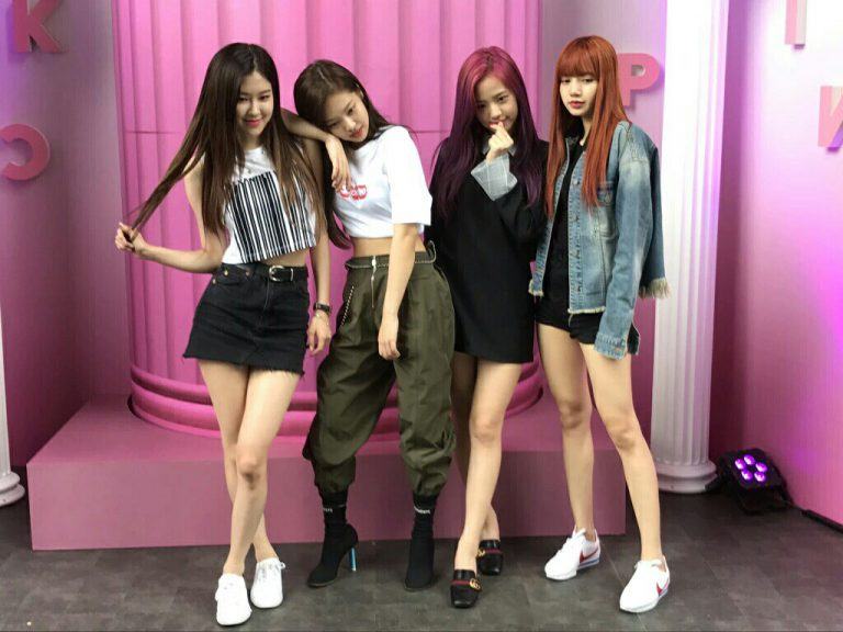 BLACKPINK biến sân bay trở thành sàn catwalk