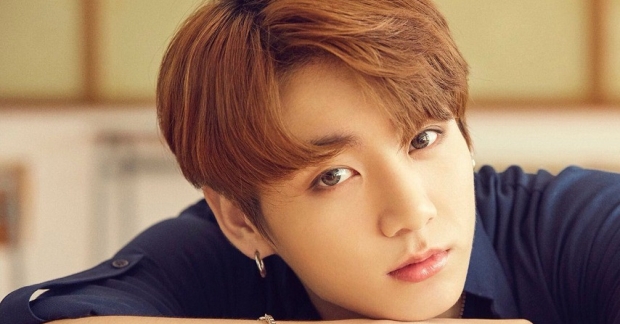 Jungkook (BTS) bị tố 'lộ liễu' nhìn ngực nữ MC xinh đẹp