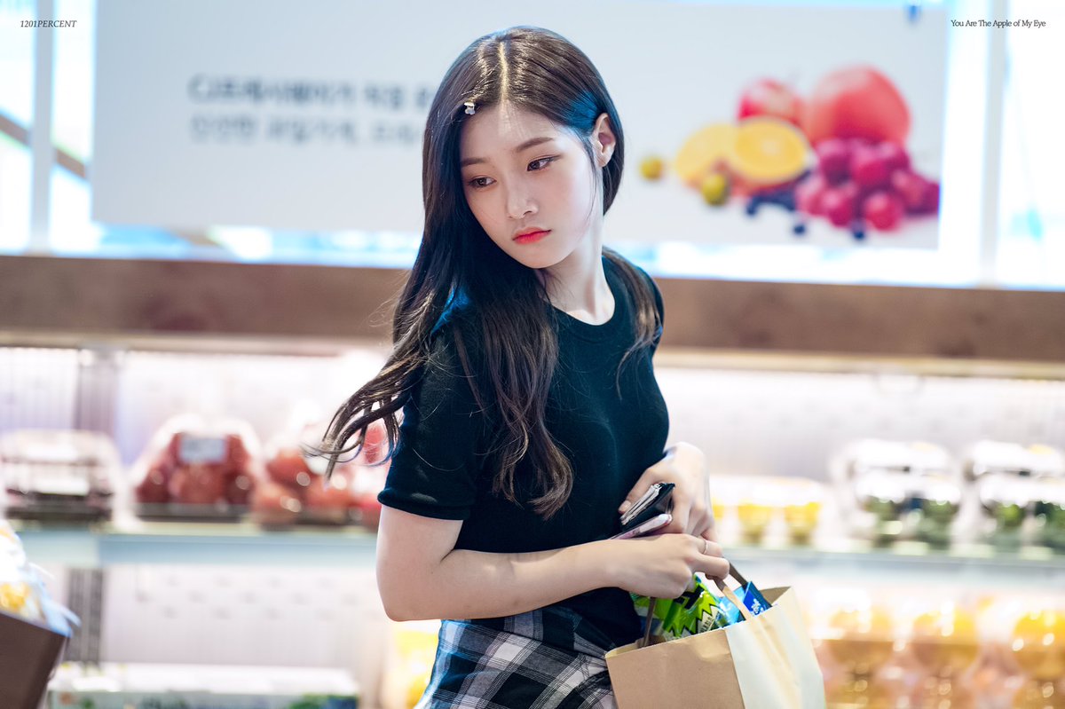 Những bức ảnh hậu trường tiết lộ con người thật của Jung Chaeyeon