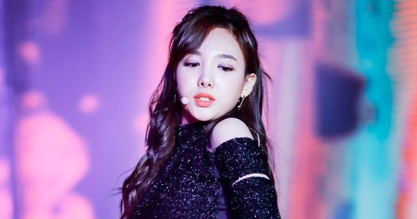 Nayeon (TWICE) được khen ngợi vì xử lý tự nhiên khi máy quay lia tới