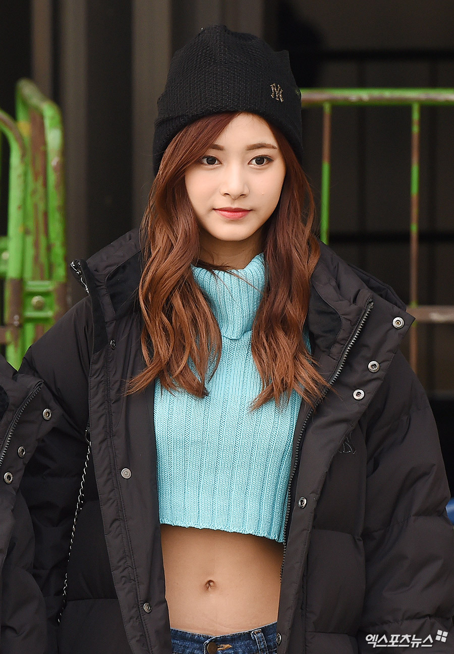 Tzuyu (TWICE) khoe vòng eo thon gọn giữa tiết trời giá rét