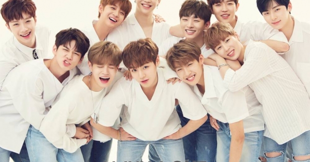 Fan quá khích, đập cửa xe  chở Wanna One loạn xạ