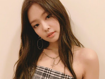 Jennie (BLACKPINK) quyến rũ trong chiếc váy xẻ tà