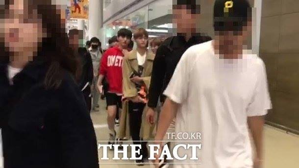 Bài báo: [Video độc quyền] Quản lý của Wanna One đẩy và mắng chửi fan tại sân bay Incheon