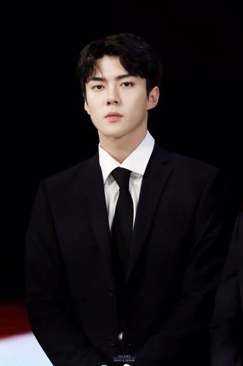 Pann: "Chú rể" Sehun trong bộ suit đen 