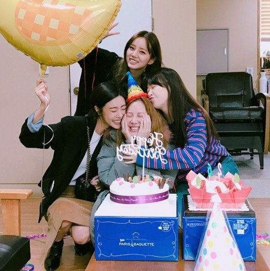 Bài báo: "Cả nhóm ăn mừng" Tiệc sinh nhật của Girl's Day Yura