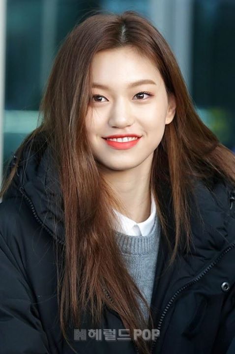 Bài báo: Weki Meki Kim Doyeon "Nhan sắc đã tuyệt thế này dù mới 19 tuổi" 