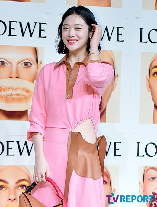 Bài báo: Sulli 'cut out hở sườn~' 