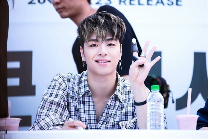 Instiz: Nh&igrave;n biểu cảm của ch&aacute;u n&agrave;y trong fansign n&agrave;y ㅋㅋㅋㅋㅋ