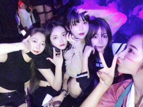 Pann: Pristin Eunwoo v&agrave; Kyulkyung bị bắt gặp tại một c&acirc;u lạc bộ đ&ecirc;m