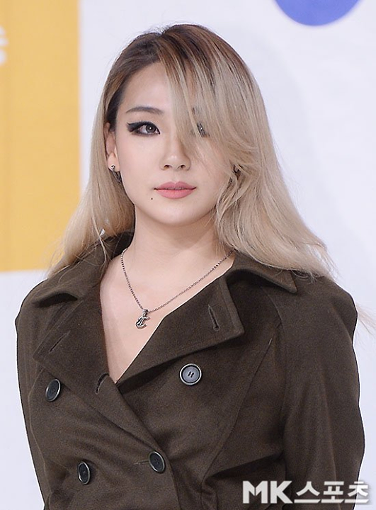 Bài báo: CL, "Sau khi 2NE1 tan rã, chúng tôi tâm sự trong nước mắt... Khoảng thời gian cảm xúc biến động"