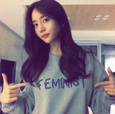 B&agrave;i b&aacute;o: Han Seohee động vi&ecirc;n c&aacute;c th&iacute; sinh thi đại học... "Đừng &aacute;p lực qu&aacute;, c&aacute;c bạn sẽ l&agrave;m tốt th&ocirc;i... M&igrave;nh cũng chỉ tốt nghiệp cấp 3 th&ocirc;i n&egrave;." 